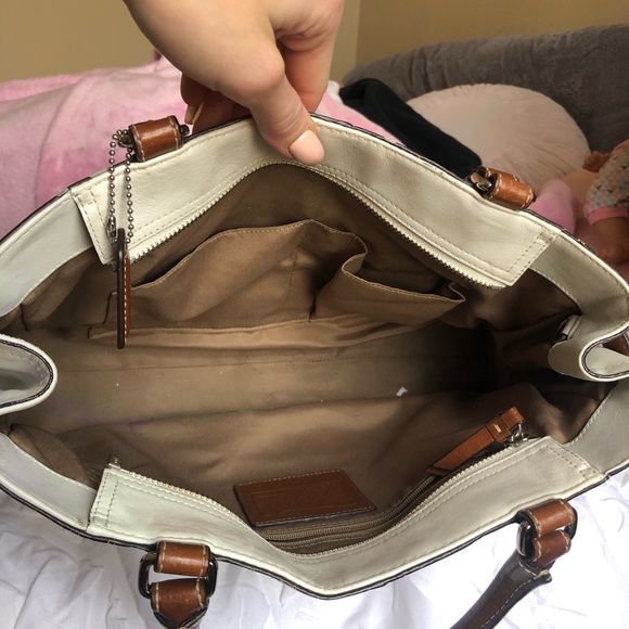 AUTH. *VINTAGE* Coach Hampton Purse - Picture 3 of 5